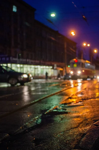 Aydınlatılmış Islak Asfalt Üzerindeki Tramvay Raylarının Görüntüsü — Stok fotoğraf