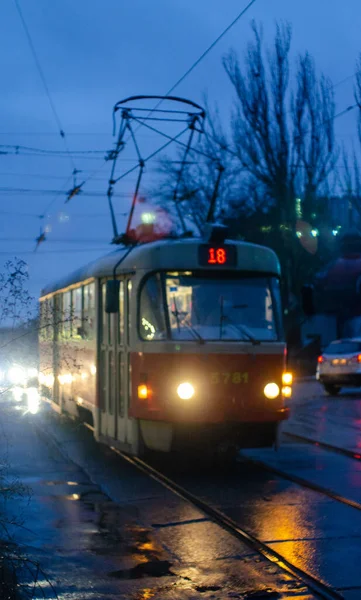 Atardecer Iluminado Viejo Tranvía Moviéndose Calle Kyiv Ucrania — Foto de Stock