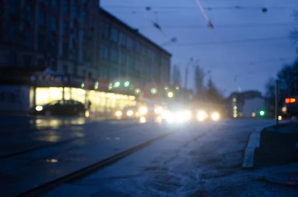 Över Spårvagnsskenor Belyst Våt Asfalt — Stockfoto