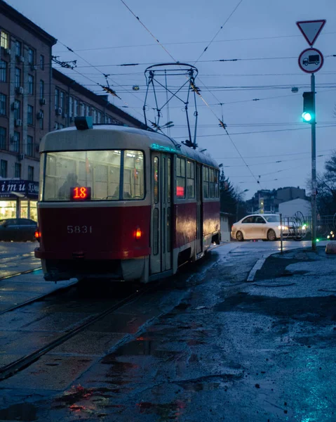 暮色照亮了在街道上行驶的旧电车 Kyiv Ukraine — 图库照片