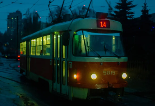 Alacakaranlık Aydınlatmalı Eski Tramvay Caddede Ilerliyor Kiev Ukrayna — Stok fotoğraf