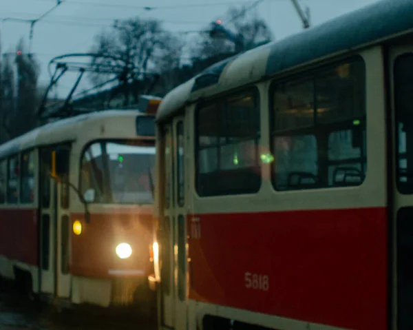 Atardecer Iluminado Viejo Tranvía Moviéndose Calle Kyiv Ucrania — Foto de Stock
