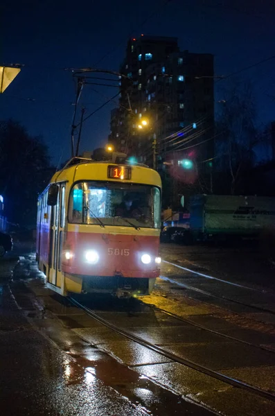 Atardecer Iluminado Viejo Tranvía Moviéndose Calle Kyiv Ucrania — Foto de Stock