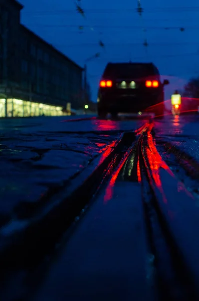 有光湿沥青路面电车轨道视图 — 图库照片