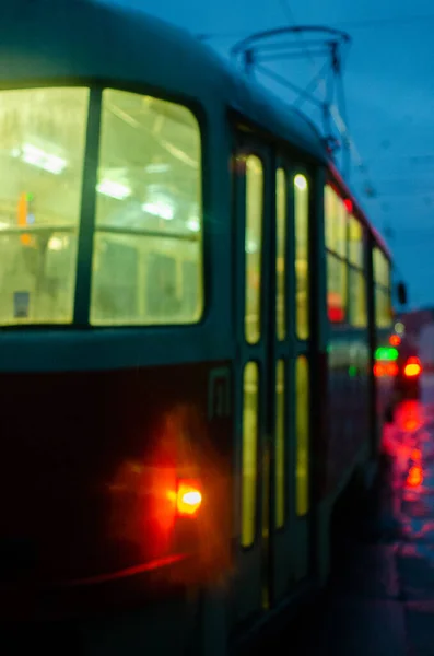 夕暮れ時に古い路面電車がウクライナのキエフに移動しました — ストック写真