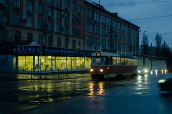 夜光明亮的旧电车在街上行驶 Kyiv Ukraine — 图库照片