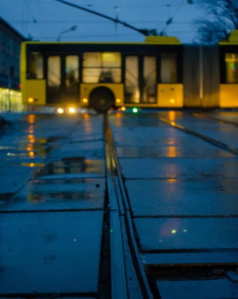 Vista Delle Rotaie Del Tram Asfalto Bagnato Illuminato — Foto Stock