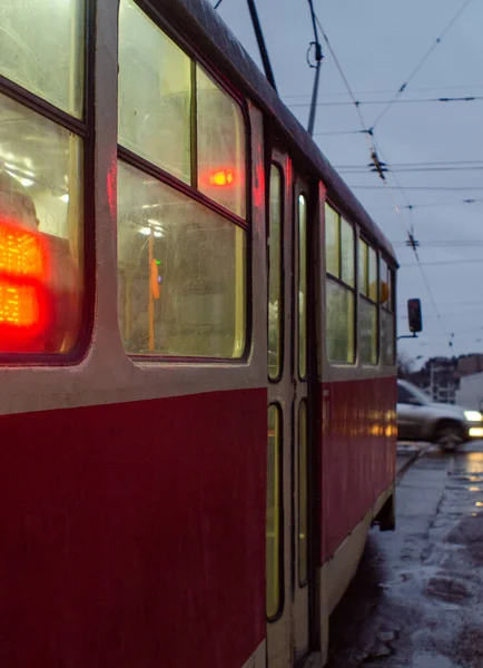 Atardecer Iluminado Viejo Tranvía Moviéndose Calle Kyiv Ucrania — Foto de Stock