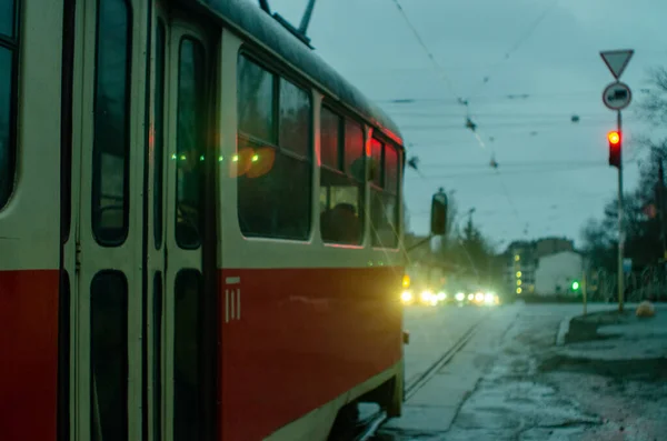 Alacakaranlık aydınlatmalı eski tramvay caddede ilerliyor, Kiev, Ukrayna