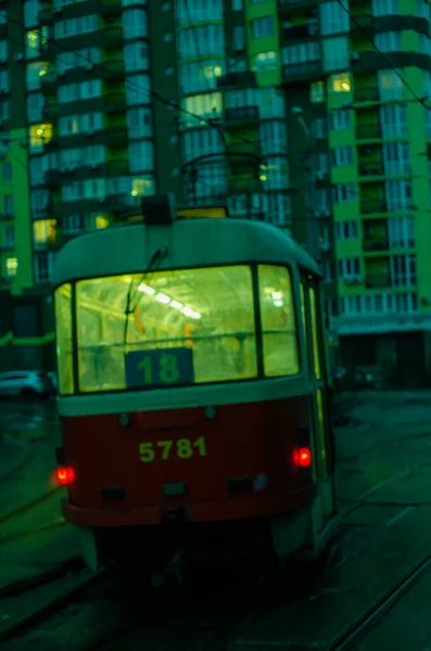 Alacakaranlık Aydınlatmalı Eski Tramvay Caddede Ilerliyor Kiev Ukrayna — Stok fotoğraf