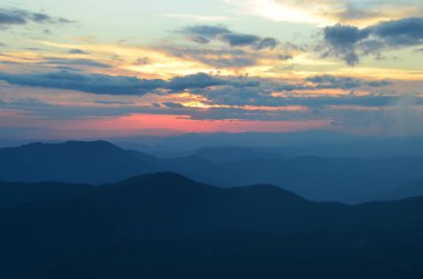 bulutlu gökyüzü ile dağlık manzaranın manzarası