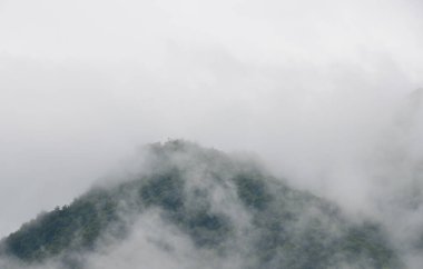 bulutlu gökyüzü ile dağlık manzaranın manzarası