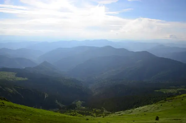 Vista Panorámica Del Paisaje Montañoso Con Exuberante Vegetación — Foto de Stock