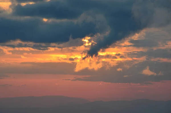 Malebný Pohled Horskou Krajinu Oblačnou Oblohou — Stock fotografie