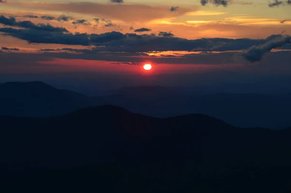 Vista Panorâmica Paisagem Montanhosa Com Céu Por Sol — Fotografia de Stock