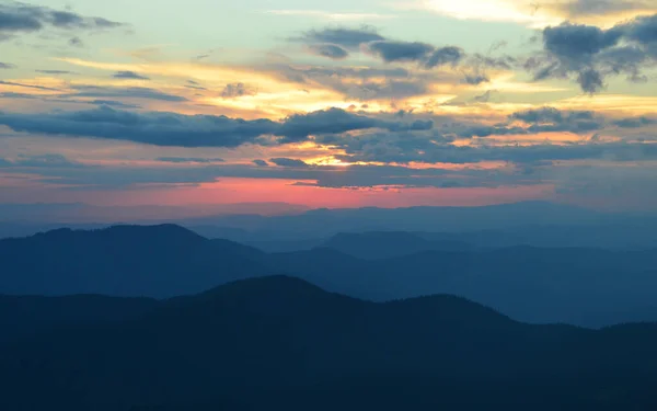 Vista Panorâmica Paisagem Montanhosa Com Céu Por Sol — Fotografia de Stock