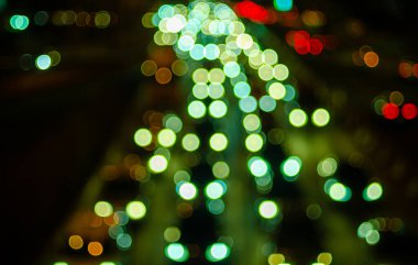 Renkli trafik ışıklarının odaklanmış görüntüsü