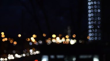 Hareket halindeki trafik ışıklarının odaklanmış görüntüleri