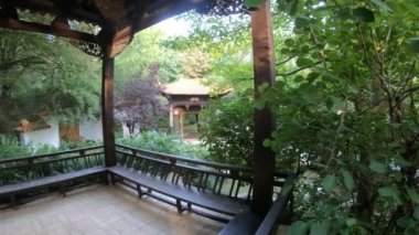 Binalar ve havuzlu Japon bahçe sahnesinin genel görünümü