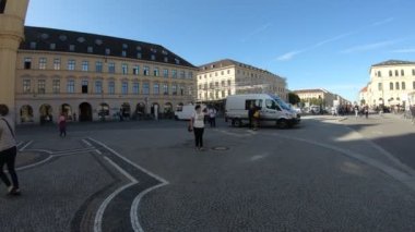 İnsanlar Münih, Almanya caddelerinde yürüyor