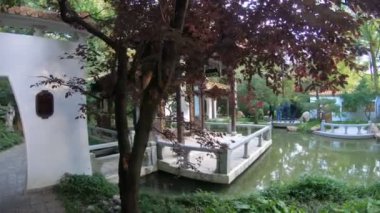 Binalar ve havuzlu Japon bahçe sahnesinin genel görünümü