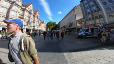 İnsanlar Münih, Almanya caddelerinde yürüyor