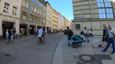 Yürüyen insanlarla, Münih, Almanya sokaklarına zaman aşımı