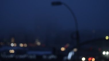 Hareket halindeki trafik ışıklarının odaklanmamış görüntüleri