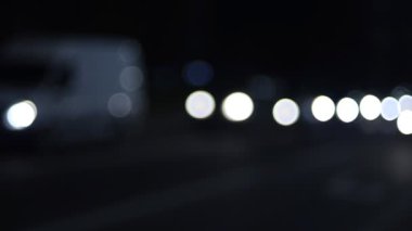 Hareket halindeki trafik ışıklarının odaklanmamış görüntüleri