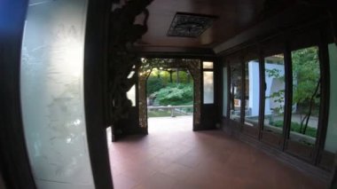 Binalar ve havuzlu Japon bahçe sahnesinin genel görünümü