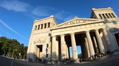 Eski Roma binası ve yollarda arabaları olan insanlar.