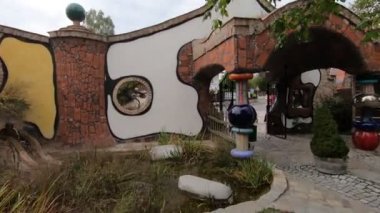 Bulutlu gökyüzünün altındaki komik binaların manzarası