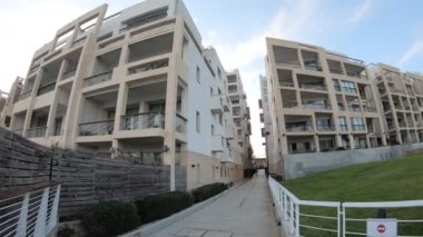 Modern konut binaları arasında yürüyen pov