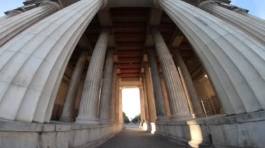 Eski Roma binasının sütunları arasında ilerlerken içinde insanlar vardı, geniş açı.