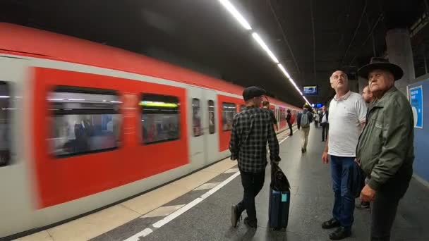 Ludzie Stacji Metra Ruchomym Czerwonym Pociągiem — Wideo stockowe