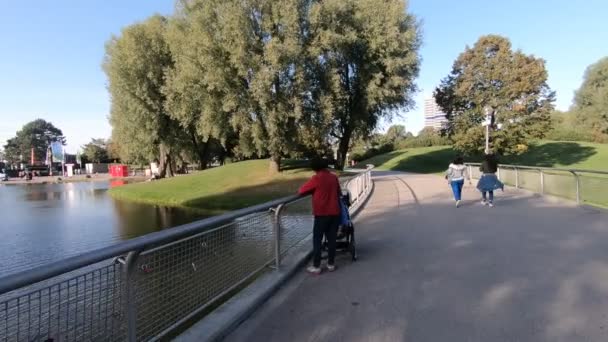 Promenader Människor Solig Grön Park Scen — Stockvideo