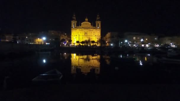 Cattedrale Illuminata Notte Che Riflette Acqua — Video Stock