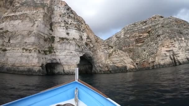 Rocce Mare Cielo Nuvoloso Vista Barca Movimento Con Turista Donna — Video Stock