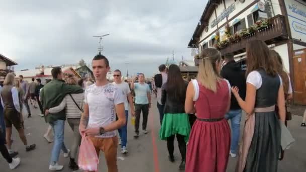 Beelden Van Mensen Kermis Tijdens Bewolkte Dag — Stockvideo