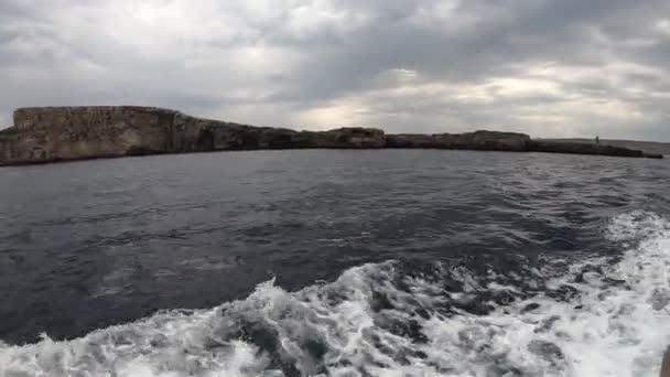 Rochas Mar Céu Nublado Vista Barco Movimento — Vídeo de Stock