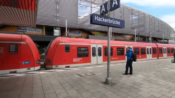 Люди Станции Метро Движущимся Красным Поездом — стоковое видео
