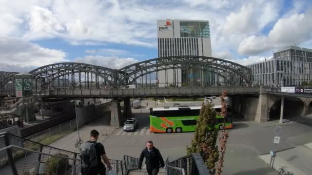 人们在阳光灿烂的城市里走在人行天桥上 — 图库视频影像