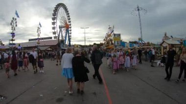 Bulutlu bir günde fuardaki insanların görüntüleri