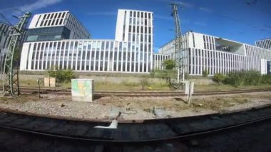 Metro penceresinden görüntüler: Şehir binaları ve metro istasyonundaki insanlar