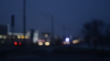 Hareket halindeki trafik ışıklarının odaklanmamış görüntüleri