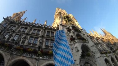 Mavi gökyüzünün altında eski gotik bina cephesi