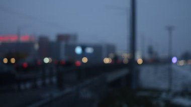 Hareket halindeki trafik ışıklarının odaklanmamış görüntüleri