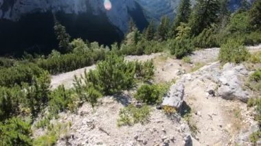 Güneşin genel görünümü dağlık araziyi aydınlattı