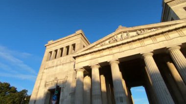 Eski Roma bina cephesinin ve hareket halindeki otobüsün görüntüleri