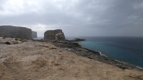 Meereslandschaft Von Küstenklippen Mit Fallendem Regen Aus Gesehen — Stockvideo